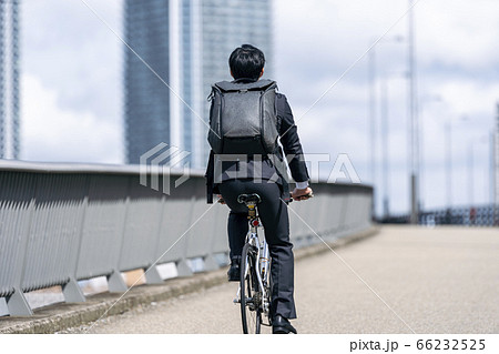 クロスバイク 後ろ姿 男性 自転車の写真素材