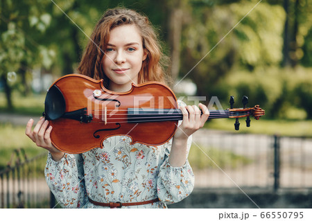 楽器 バイオリン 女の子 ヴァイオリンの写真素材