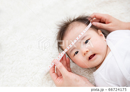 頭囲 測定 新生児の写真素材