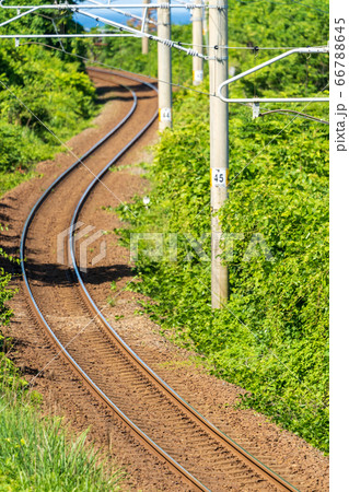線路 S字カーブ 鉄道 枕木の写真素材