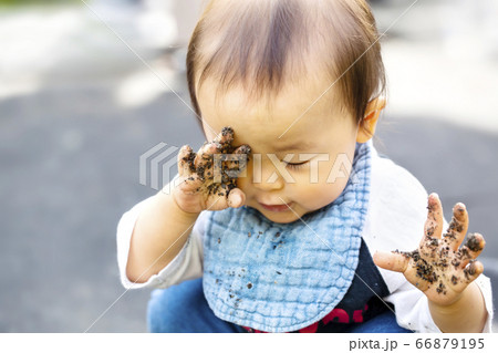 目をこする 子供の写真素材