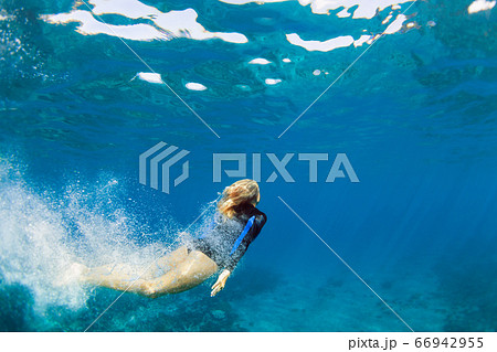 水 プール 水中 女の子の写真素材