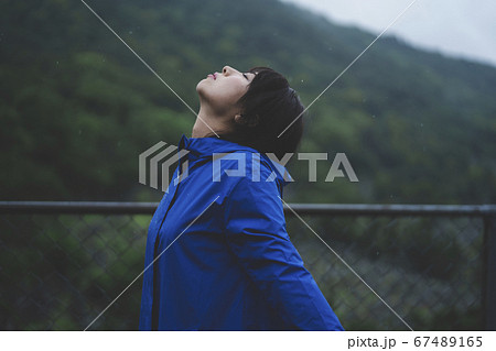 雨 傘 梅雨 美しいの写真素材