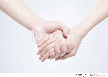 手繋ぎ 繋ぐ 手 カップルの写真素材