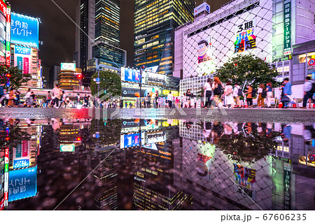 風景 都会 夜 雨の写真素材