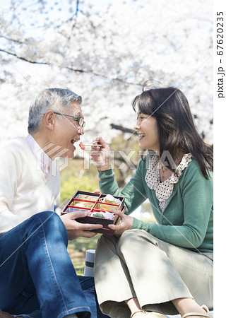 女性 あーん 夫婦 カップルの写真素材