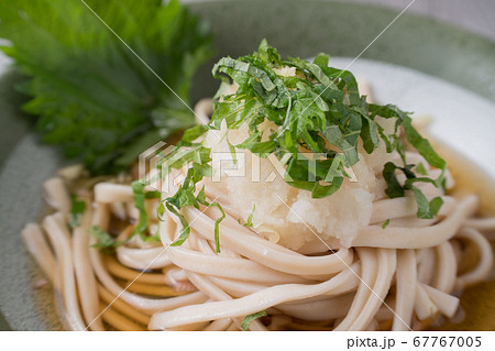 冷やしぶっかけうどん ぶっ掛けうどん 冷やしうどん うどんの写真素材