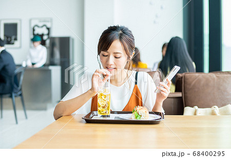 紅茶 女性 飲む 上半身の写真素材 Pixta