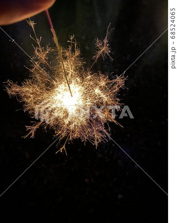 カップル 花火 手持ち花火 線香花火の写真素材