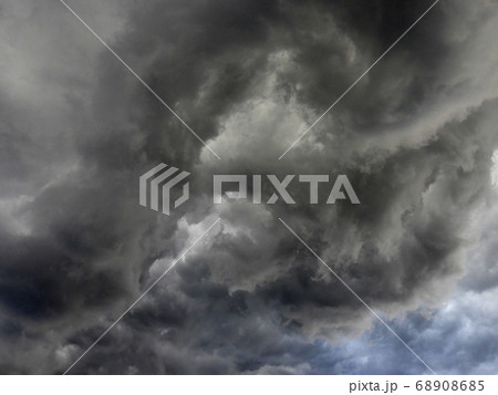 雲 雨雲 灰色 どんよりの写真素材