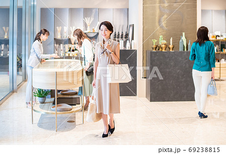 百貨店 店員の写真素材