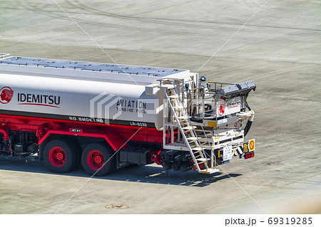 タンクローリー 空港 乗り物 作業車の写真素材 - PIXTA