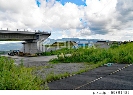 道路盛土 車の写真素材