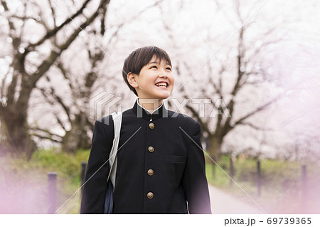 中学生 後ろ姿 学ラン 人物の写真素材