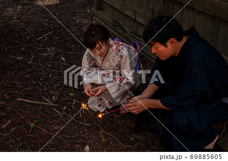 カップル 花火 手持ち花火 線香花火の写真素材