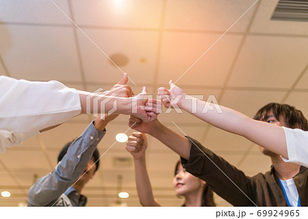 手 男性 グー ボディパーツの写真素材