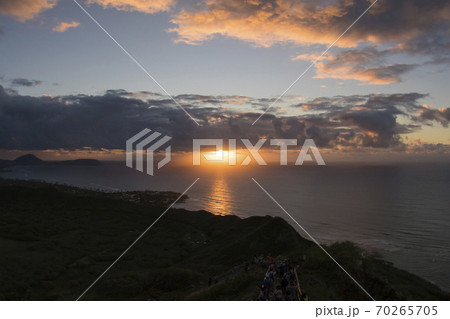 日の出 朝日 雲 ダイヤモンドヘッドの写真素材