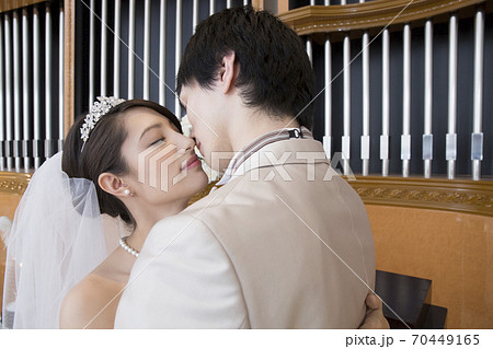 誓いのキス 結婚の写真素材