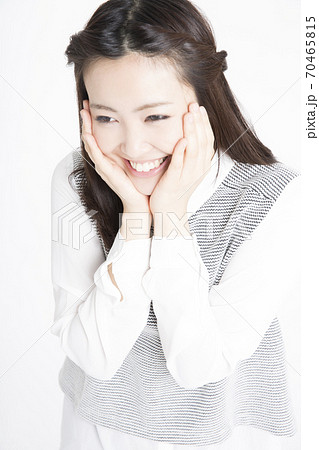 頬に手を添えるの写真素材