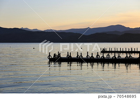 洞爺湖 湖 日の出 夜明けの写真素材