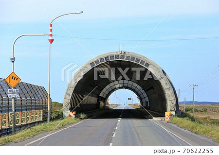 パーキングシェルター 道路 サロベツ原野の写真素材