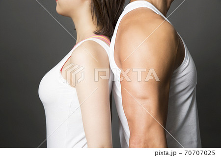 背中合わせ 男性 2人の写真素材