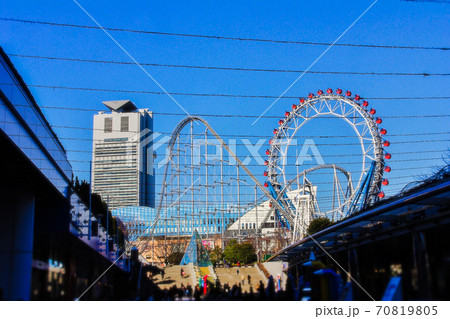 コロナ禍前の混雑した東京ドームシティの写真素材
