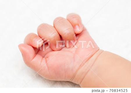 手 グー 赤ちゃん かわいいの写真素材