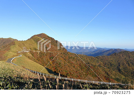 山 紅葉 夕焼け 斜面の写真素材