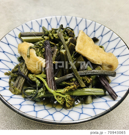 わらびと油揚げの煮物 ワラビの写真素材