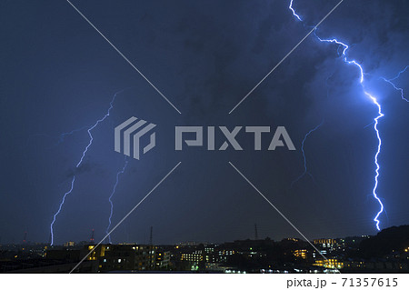 稲妻 イナズマ 雷 雷鳴の写真素材