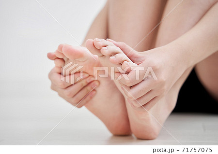 足の裏 女の子の写真素材