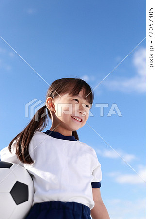 人物 女の子 子供 サッカーボールの写真素材