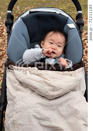 赤ちゃん ベビーカー 泣く 屋外の写真素材