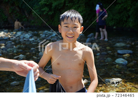 川遊び　小学生　盗撮 少女 川遊び 子供 水 水遊びの写真素材 - PIXTA