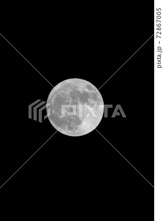 クレーター 月 満月 キレイの写真素材
