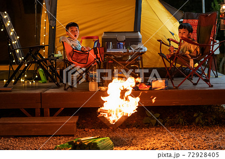 キャンプファイヤー 子供 焚き火 男の子の写真素材