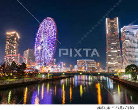 夜景 横浜 反射 水面の写真素材