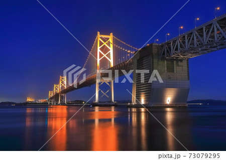 瀬戸大橋 ライトアップ 橋 夜景の写真素材