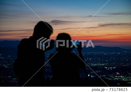 夜景 カップル 2人 夕焼けの写真素材