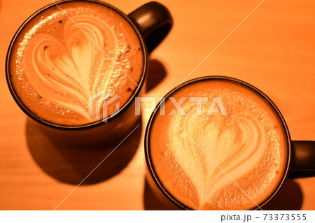 ハートのラテアートのマグカップ二つの写真素材