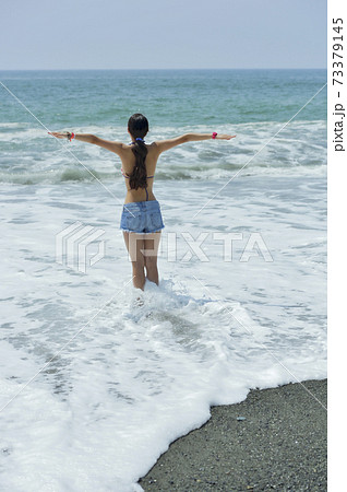 水着 海 女性 後ろ姿の写真素材