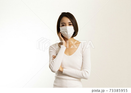 マスク姿の女性/頭痛/風邪の症状/熱の症状/白い服/	