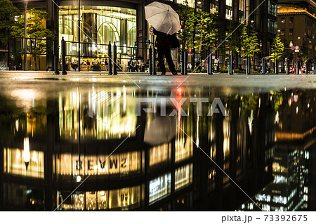 夜の東京丸の内の水溜り