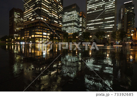 夜の東京丸の内の水溜り