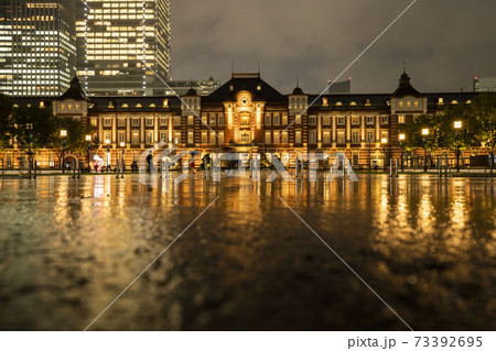 夜の東京丸の内の水溜り