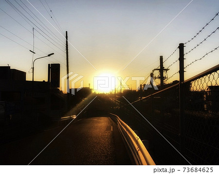 夕焼け 帰り道 電線の写真素材