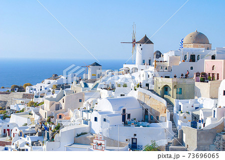 風車 ギリシャ 町並み サントリーニ島の写真素材