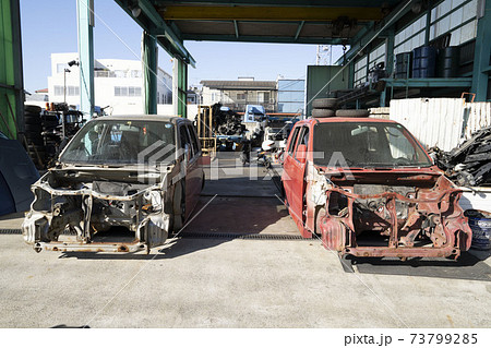 解体された自動車のスクラップ工場	