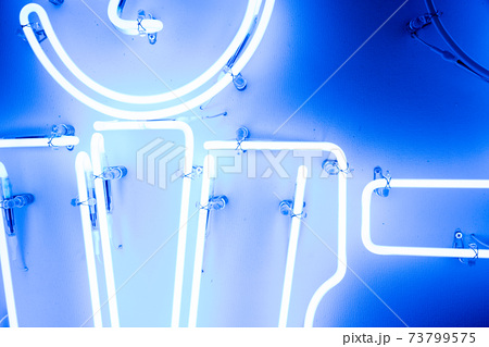 青く光るネオン管,照明機材,電灯,電飾